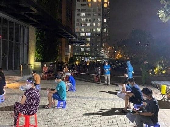 夕方にワクチン接種を待つ8区住民 ⓒ Fanpage Thong tin Chinh phu 夕方にワクチン接種を待つ8区住民 ⓒ Fanpage Thong tin Chinh phu